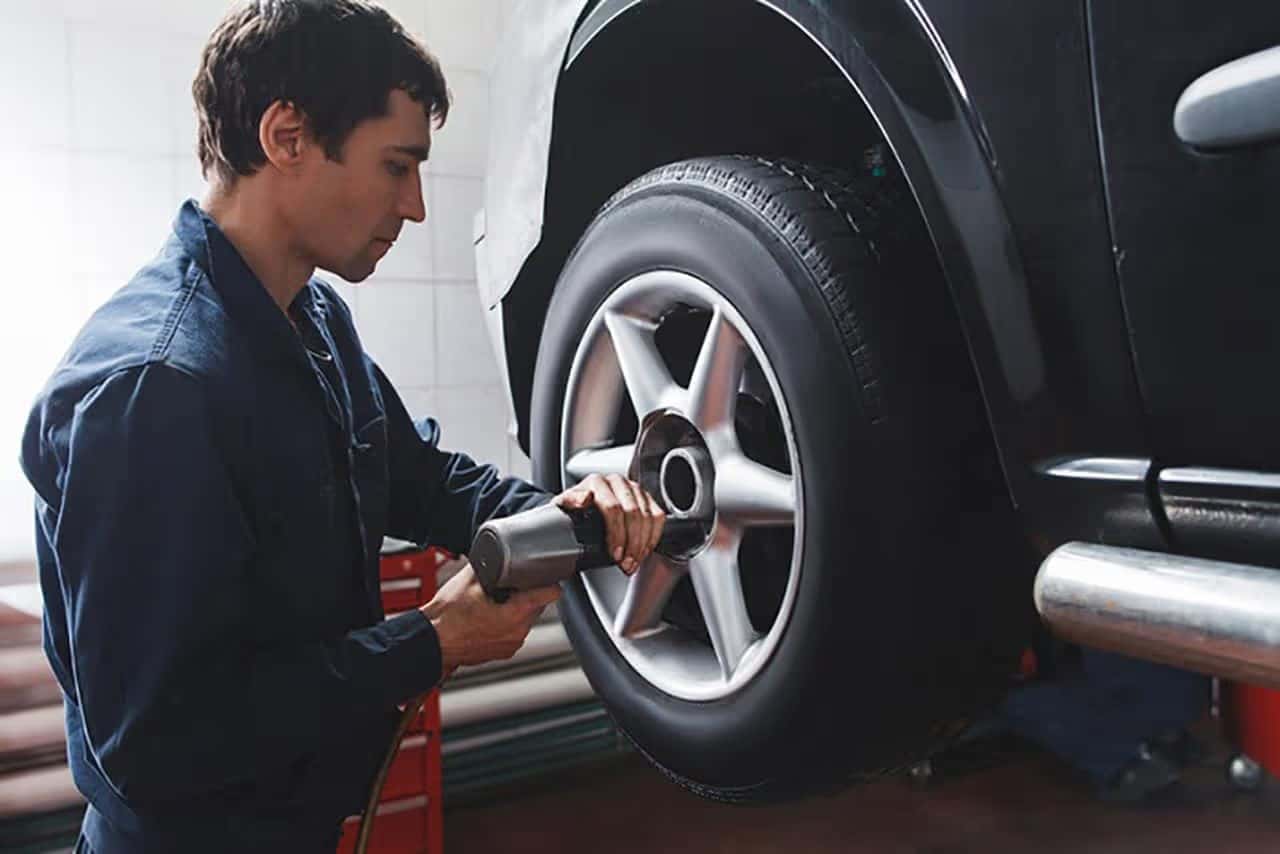 Mechanic_Changing_Tire
