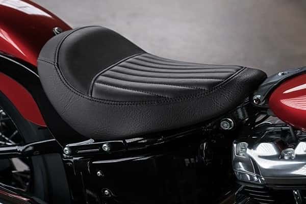 https://di-uploads-development.dealerinspire.com/avalancheharleydavidson/uploads/2017/08/002-kf2-low-tuck-and-roll-seat.jpg