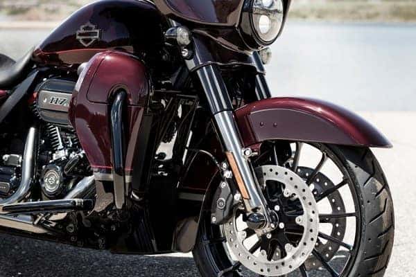 https://di-uploads-development.dealerinspire.com/avalancheharleydavidson/uploads/2018/08/19-cvo-cvo-street-glide-high-performance-front-and-rear-suspension-k7.jpg