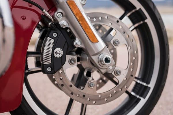 https://di-uploads-development.dealerinspire.com/avalancheharleydavidson/uploads/2018/08/19-touring-road-glide-reflex-linked-brembo-brakes-with-optional-abs-k5.jpg