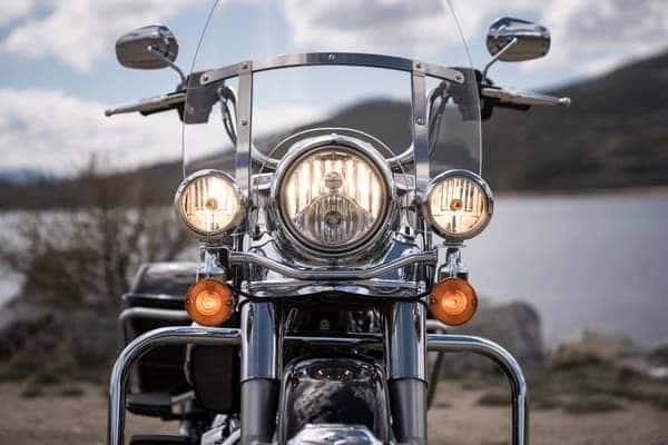 https://di-uploads-development.dealerinspire.com/avalancheharleydavidson/uploads/2018/08/19-touring-road-king-hiawatha-headlamp-and-nacelle-k1-1.jpg
