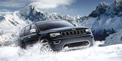 jeep-grand-cherokee-driving-through-snow