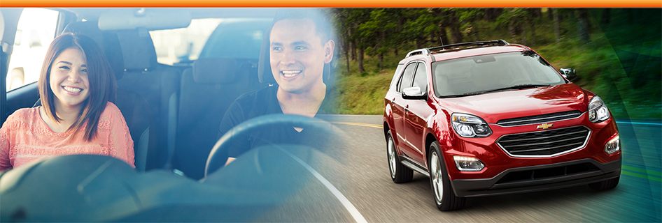 Dos imagenes: Un Chevy rojo conduce por la carretera mientras un hombre y una mujer sonrien adentro.