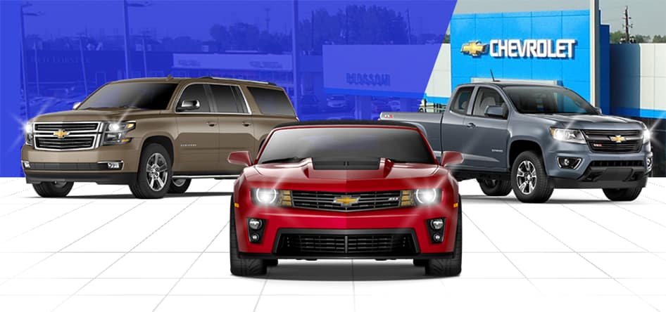 Tres Chevrolets nuevos en frente del concesionario de coches Blossom Chevrolet