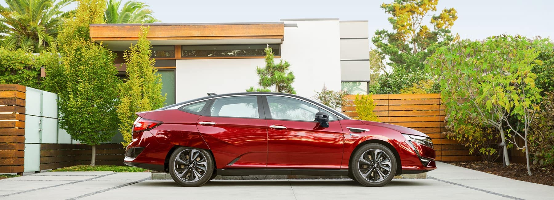 2020-Honda-Clarity-parked-side-view