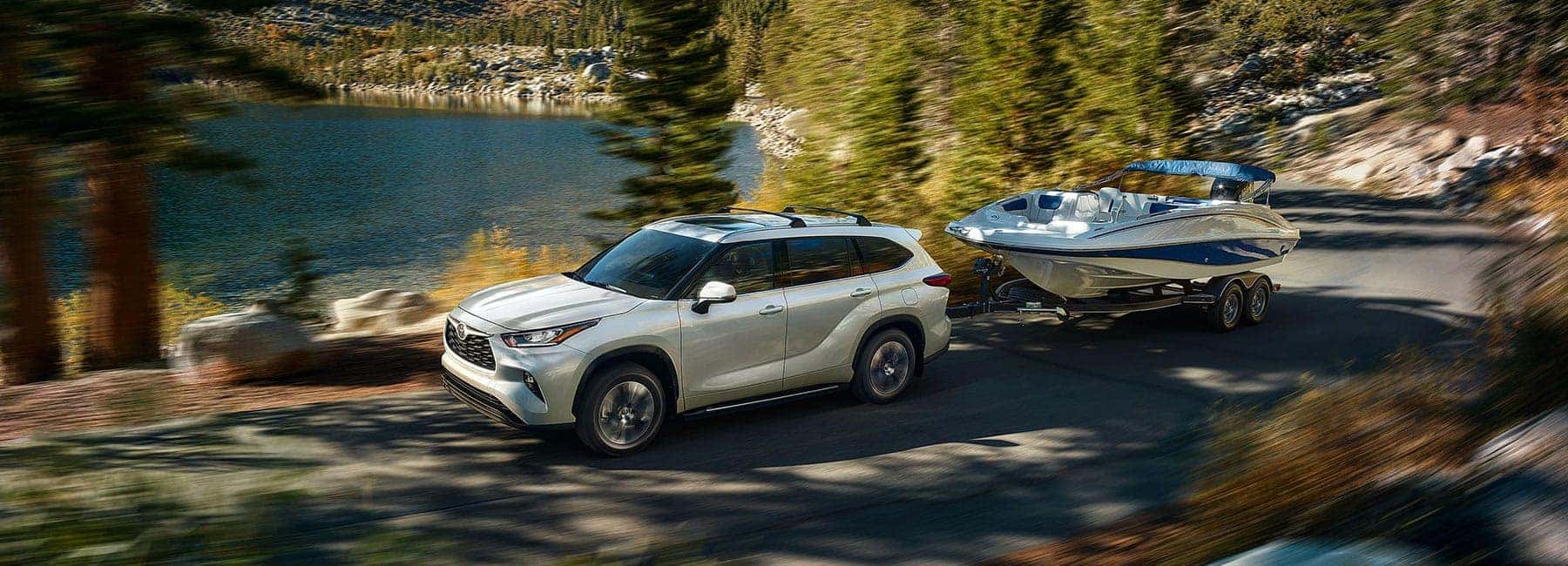 Toyota Highlander toying a boat