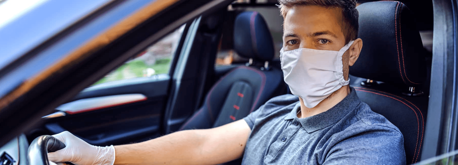 homem com máscara no lugar do condutor