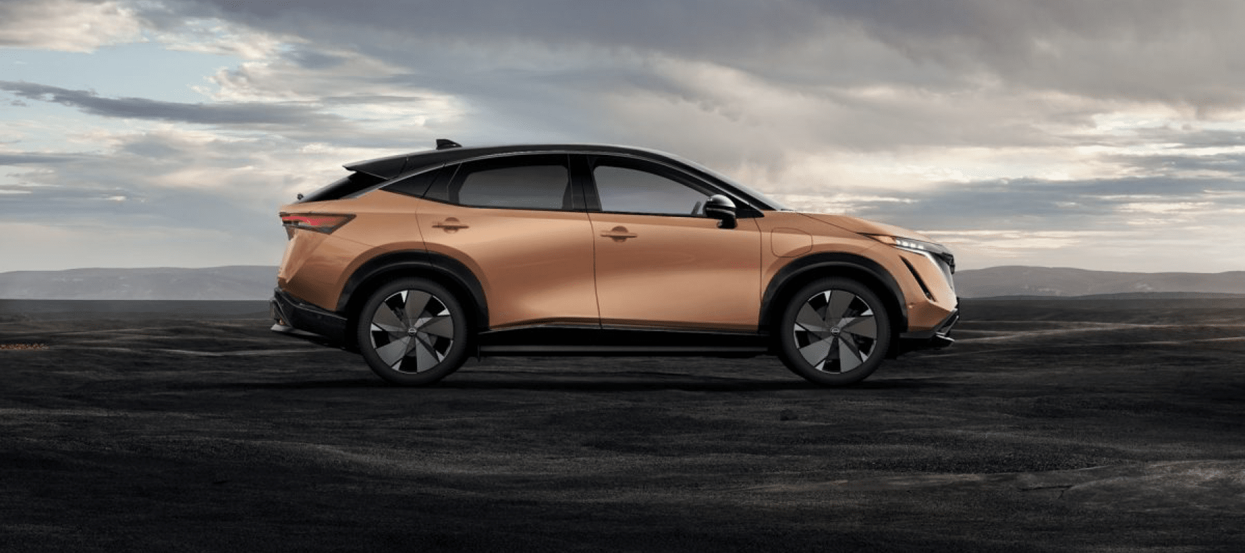 2022-Nissan-Ariya-drives-on-brown-dirt