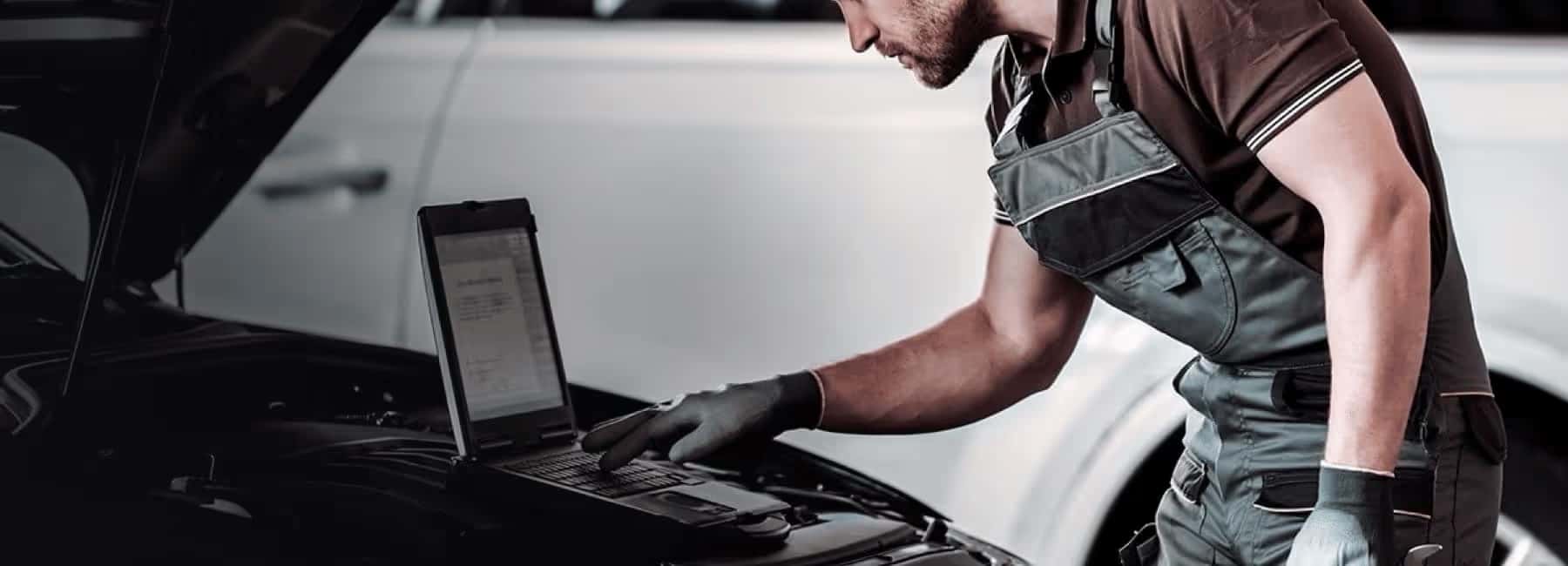 Genesis-technician-uses-computer-engine-analysis