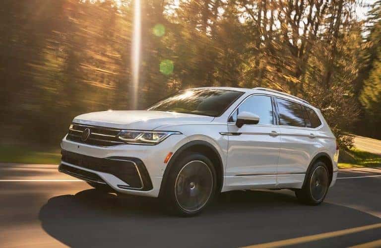 2023_Volkswagen_Tiguan_White_Front_and_Side_View_on_the_road_o1