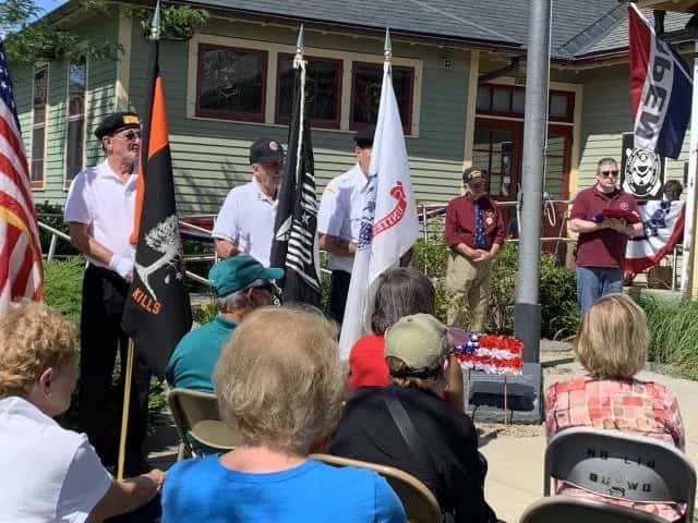 vets holding flags