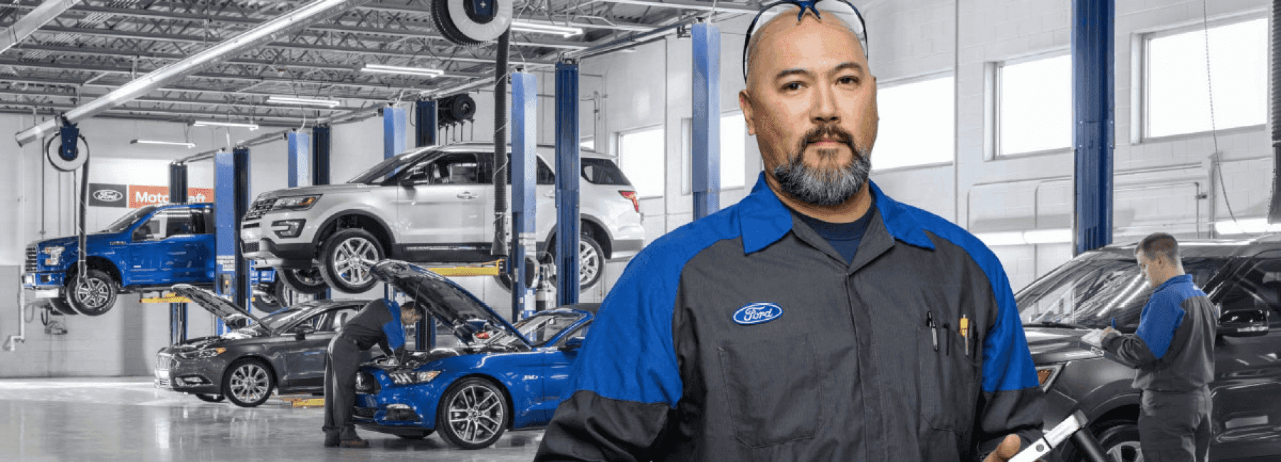Ford-service-technicians-in-service-bay