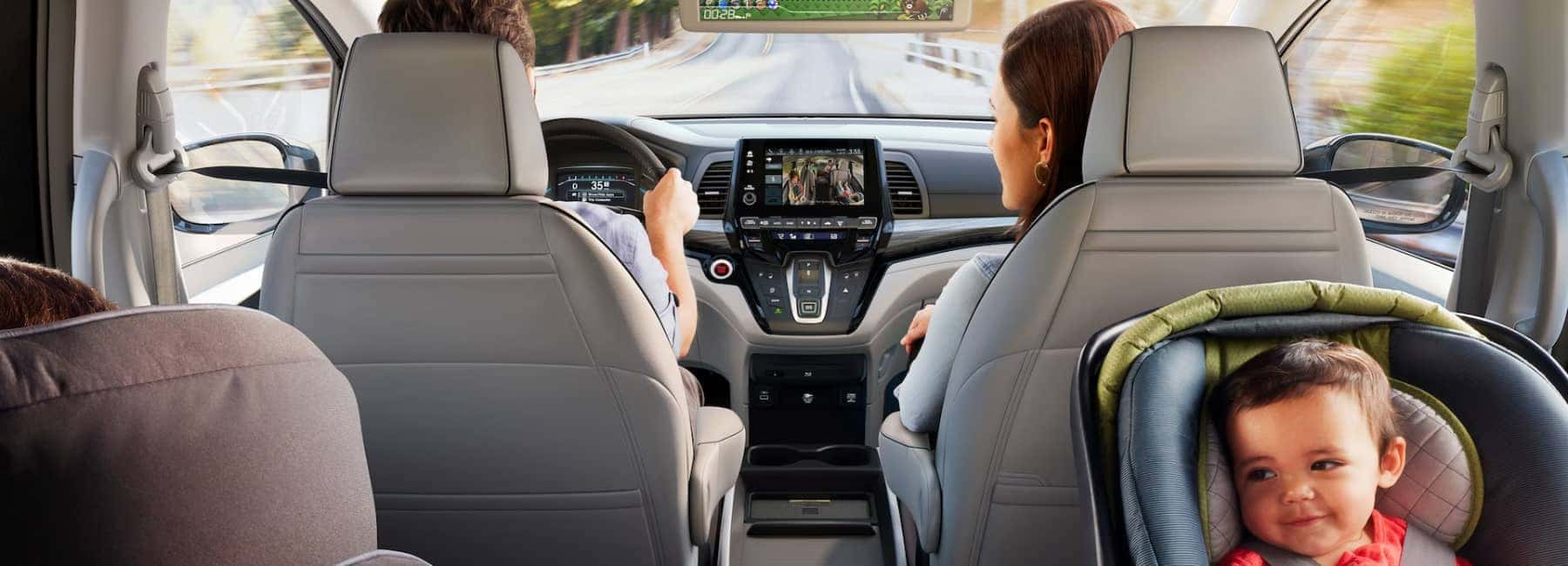 honda-odyssey-with-a-family-on-a-road-trip