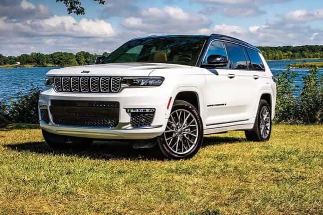 2024-jeep-cherokee-parked-by-lake
