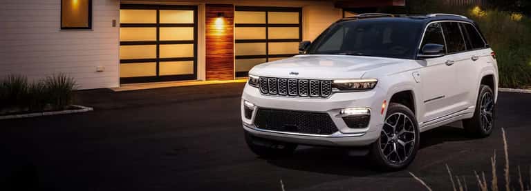2024-white-jeep-cherokee-parked-by-modern-home