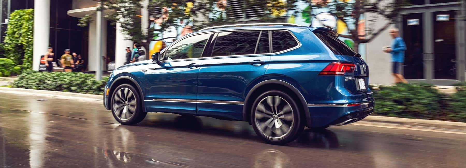 2021 Tiguan SEL Premium R-Line, Rear, Running Footage, in Silk Blue