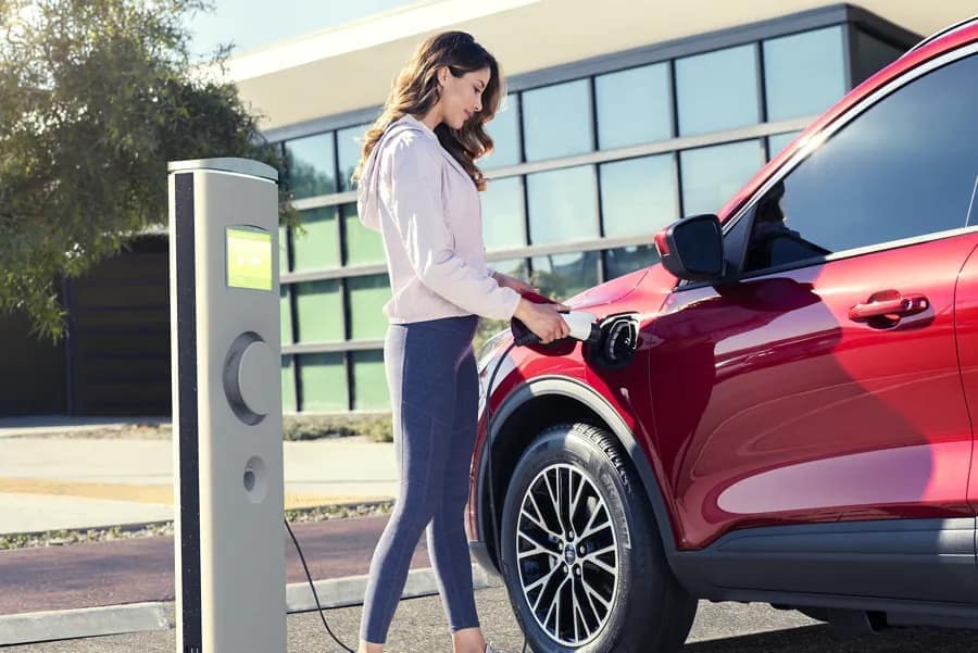woman charges 2022-ESCAPE-PLUG-IN-HYBRID