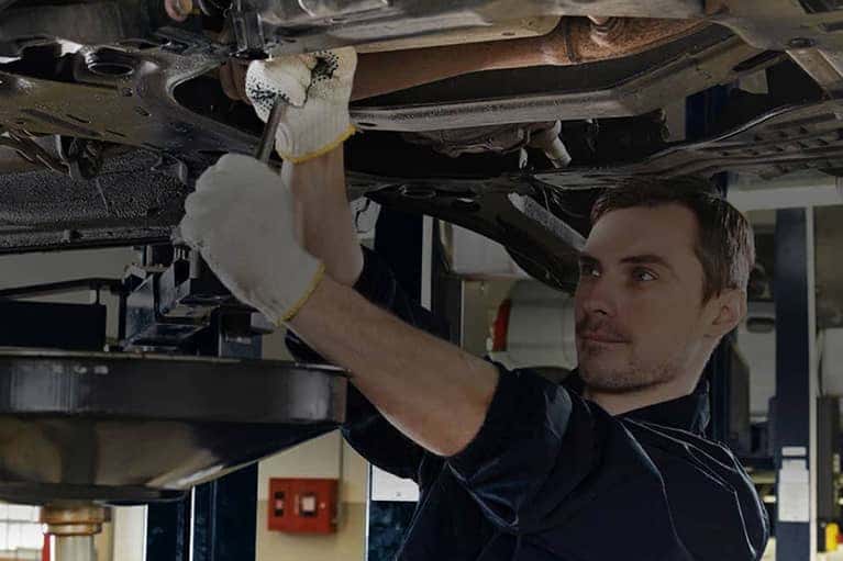 mechanic changes oil