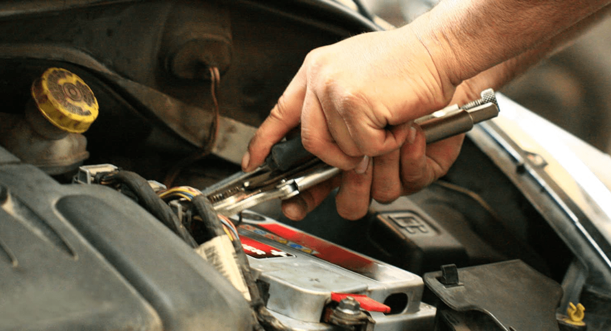 mechanic-repairs-car-battery