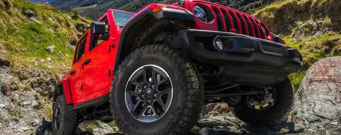 jeep-driving-on-rocks