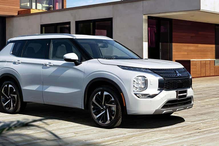 White-Diamond-2022-Mitsubishi-Outlander-parked-in-a-driveway_mobile