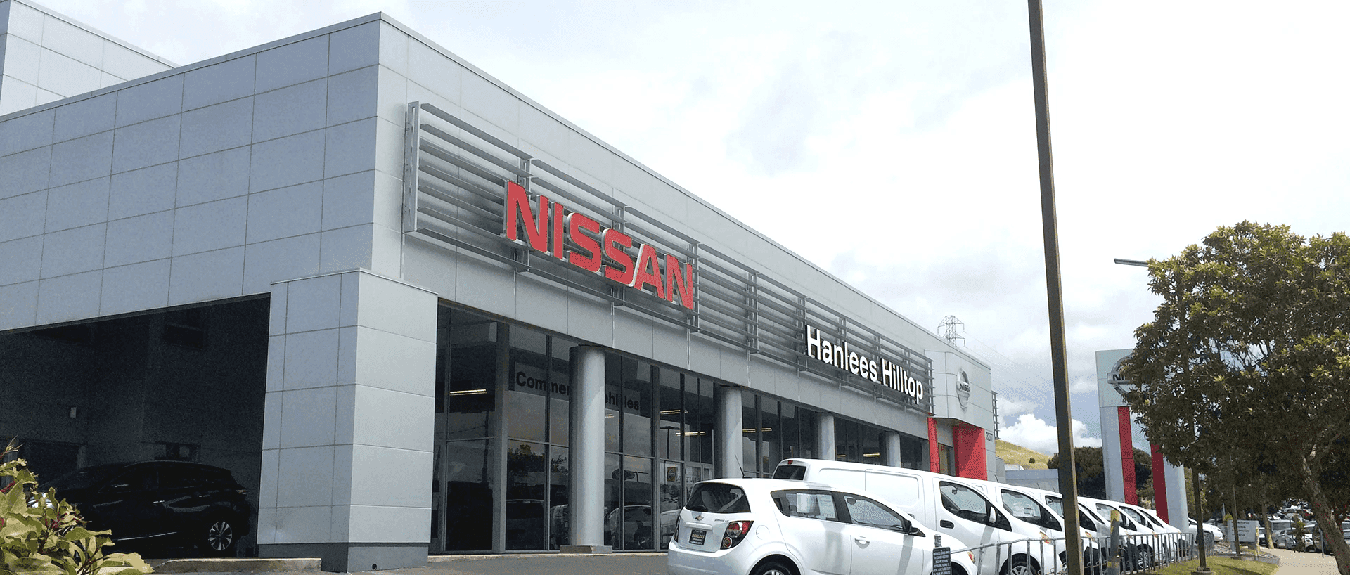 Hanlees-Hilltop-Nissan-entrance
