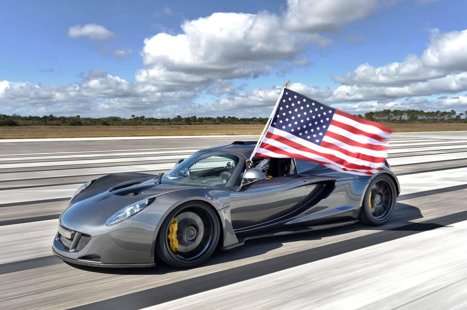 Venom-GT-270-mph-waving-flag