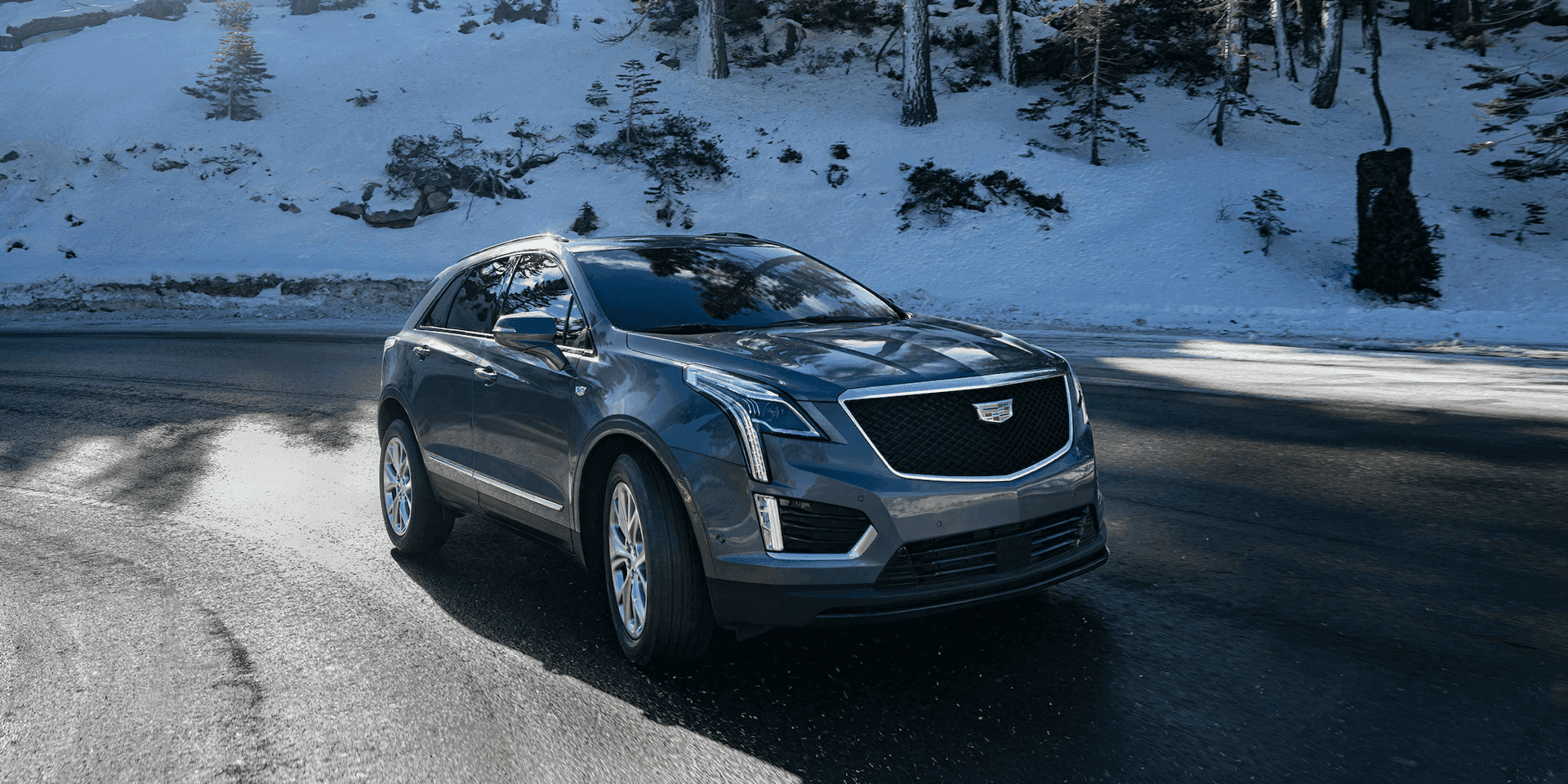 Cadillac XT5 drives on snowy road