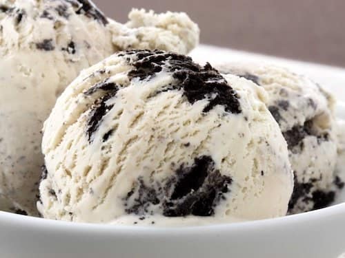 cookies-and-cream-ice-cream-in-a-bowl