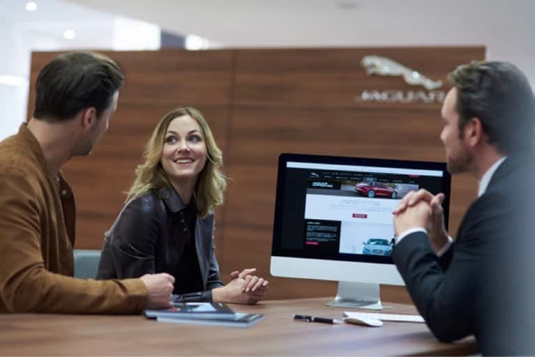 couple-meeting-with-jaguar-finance-expert-mobile