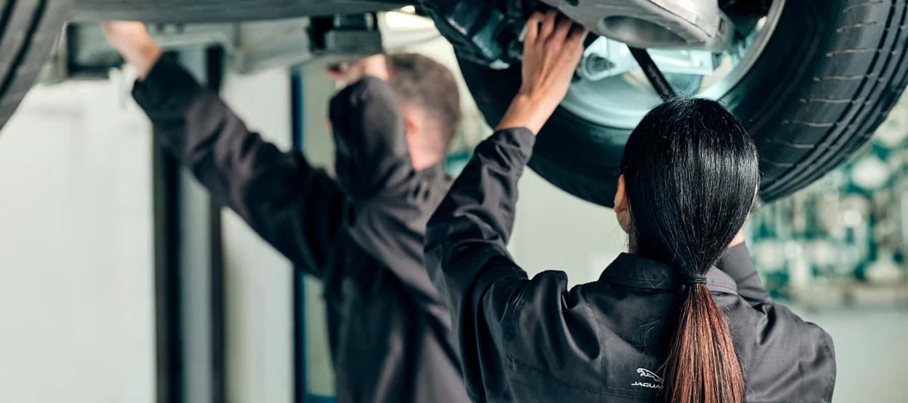 jaguar-technicians-work-in-service-bay
