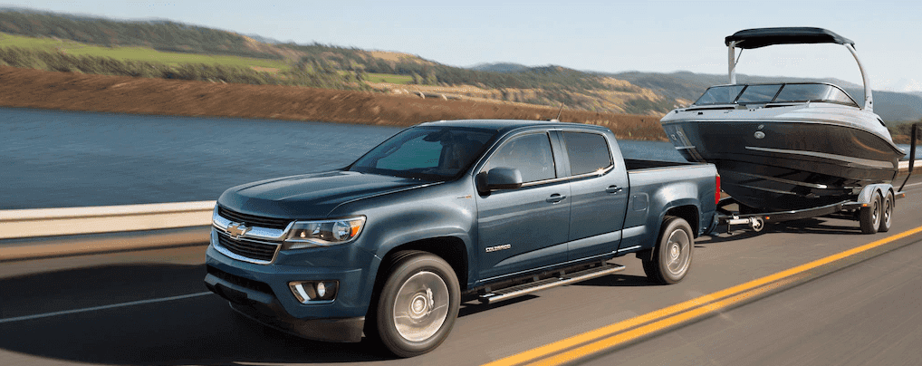 Ein 2020 Chevy Colorado im Schlepptau eines Bootes