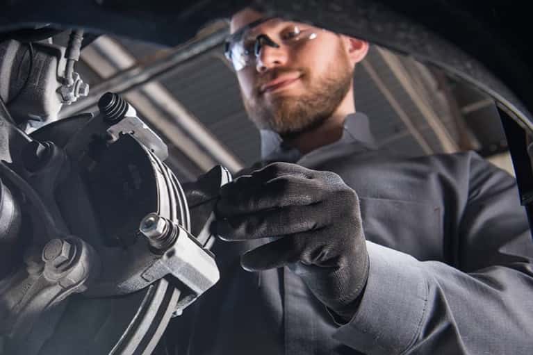 GM-mechanic-installs-brakes