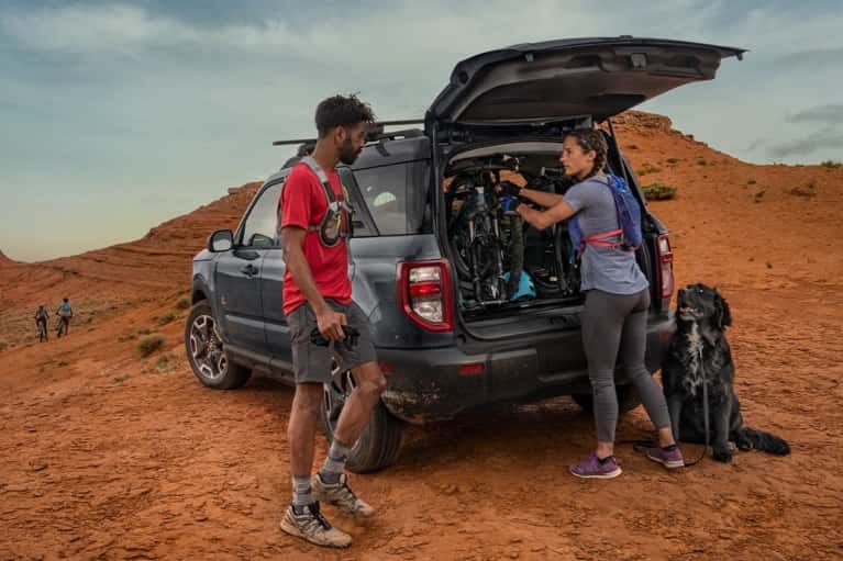 2025-Ford-Bronco-couple-unloads-from-back-trunk