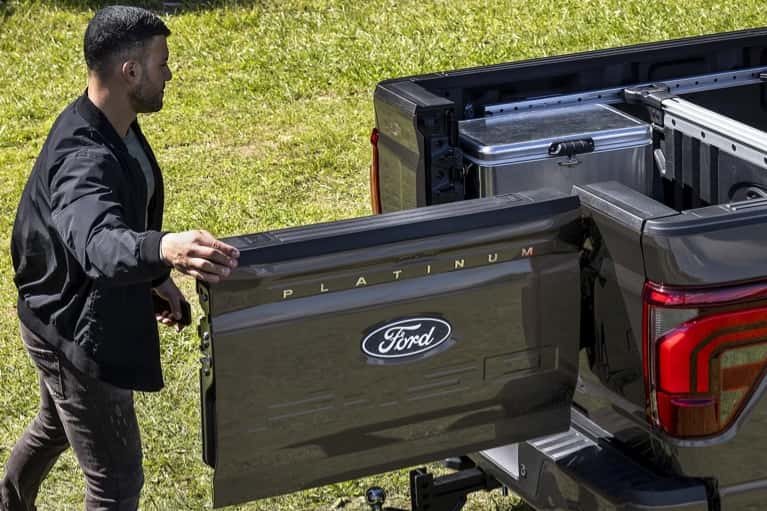 Ford-F-150-platnium-man-opens-trunk
