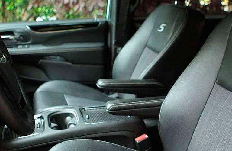 2014-Chrysler-TownCountry-B1