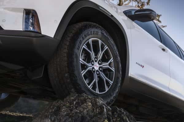 gmc_acadia_2025_white_wheel_off-road