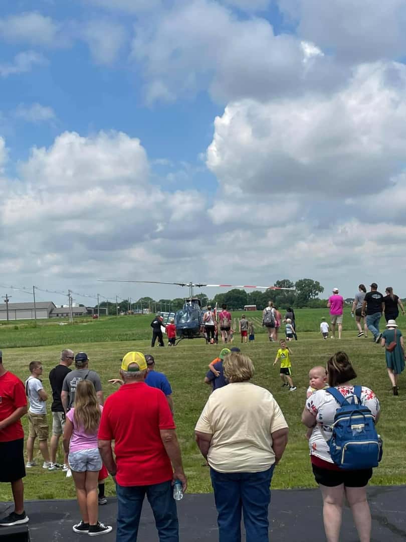 people-watching-the-helicopter