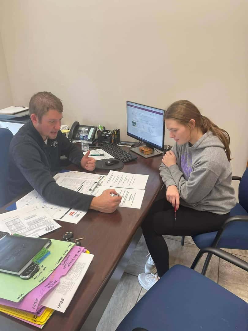 sales-rep-explaining-fom-things