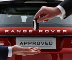 Land Rover client advisor hands key fob to client