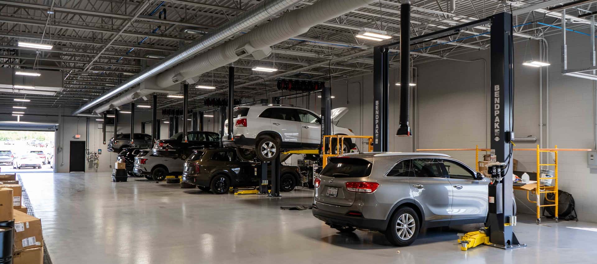 Lou Fusz Kia Wentzville service bay