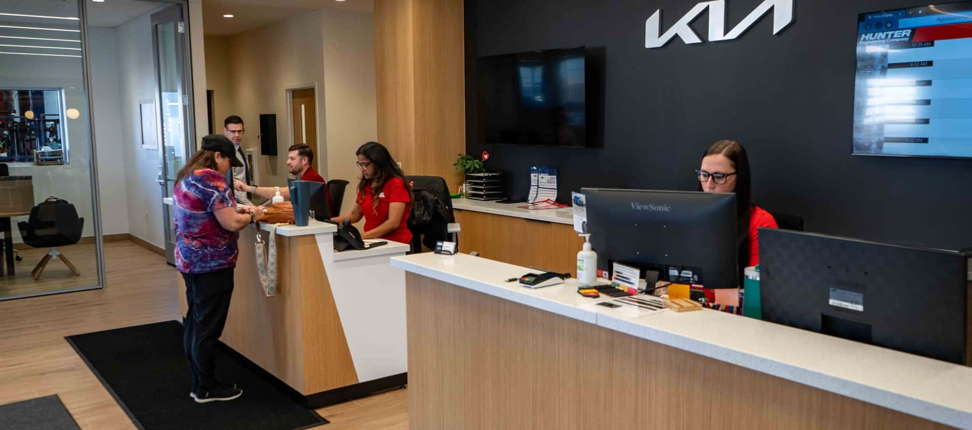 Lou Fusz Kia Wentzville service customer pickup desk