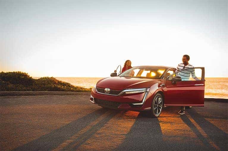 2020-Honda-Clarity-happy-couple-banner