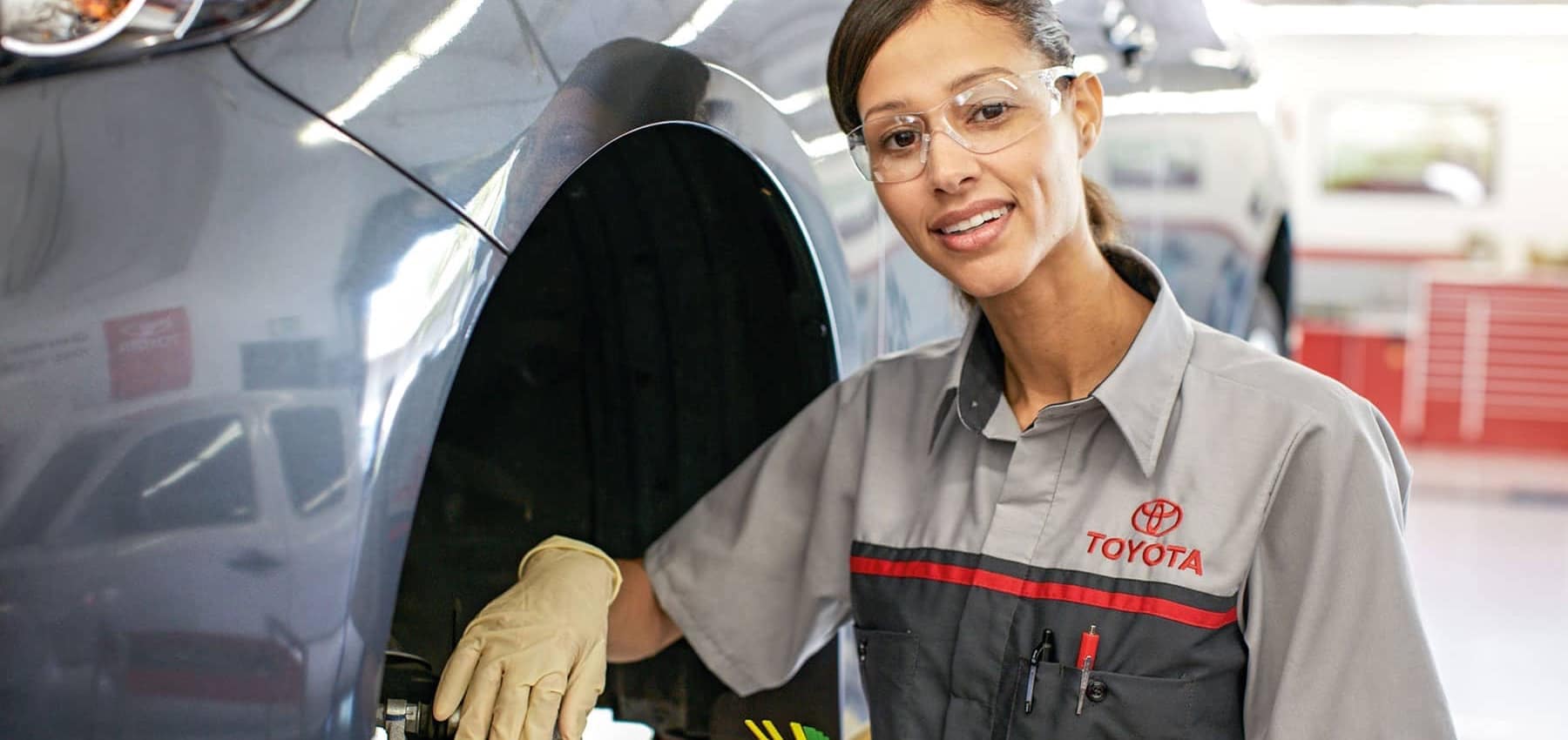 technician-installing-Toyota-brakes