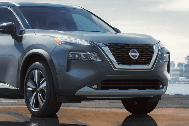 2023-Nissan-rouge-cityscape-over-water