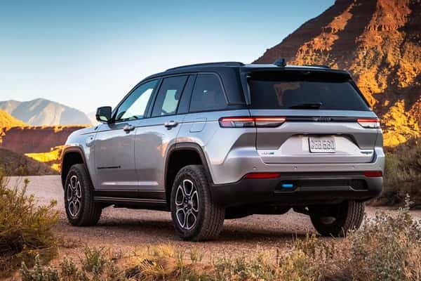 2025-Jeep-Grand-Cherokee-4xe-parked-in-the-mountains