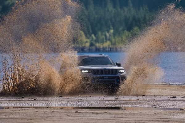 2025-Jeep-Grand-Cherokee-splashing-through-water-and-mud