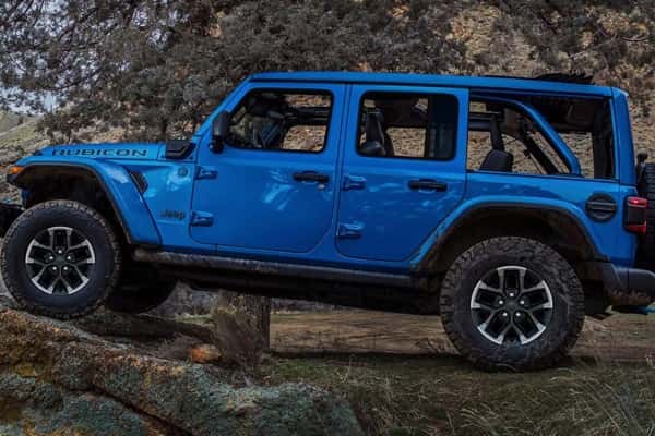 2025-Jeep-Wrangler-4e-parked-by-trees-in-the-mountains