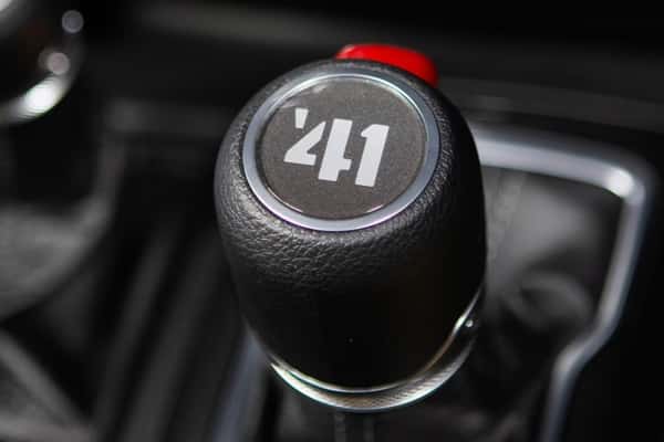 2025-Jeep-Wrangler-gear-shift