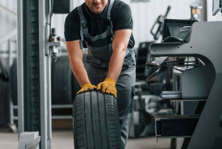 service-specialist-moving-tire